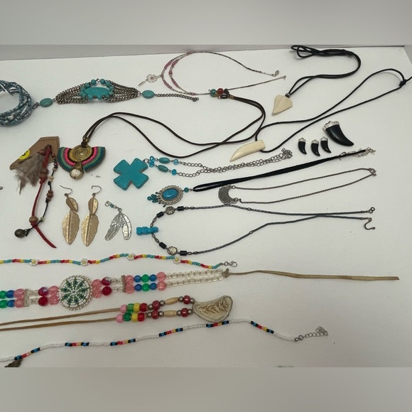 Multiple beaded necklaces, bracelets and earrings - Picture 1 of 4